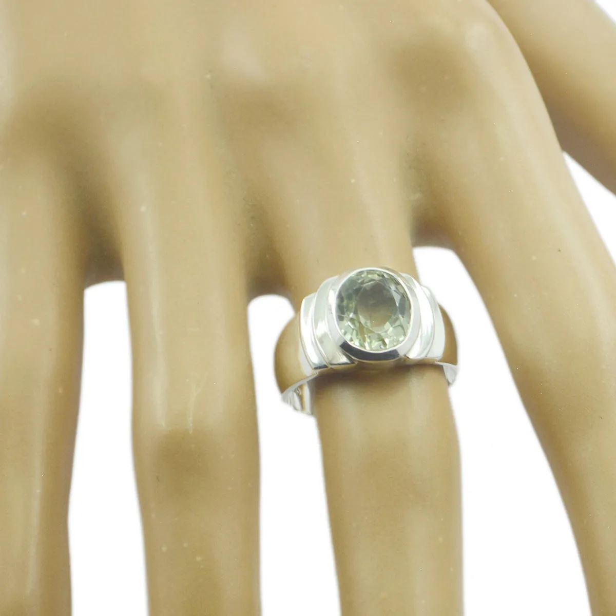 Sure! Here’s an optimized title for your e-commerce product:

Stunning Green Amethyst Ring - Elegant 925 Sterling Silver Gemstone Jewelry for Women

This title incorporates appealing modifiers and keywords that can help attract more customers.