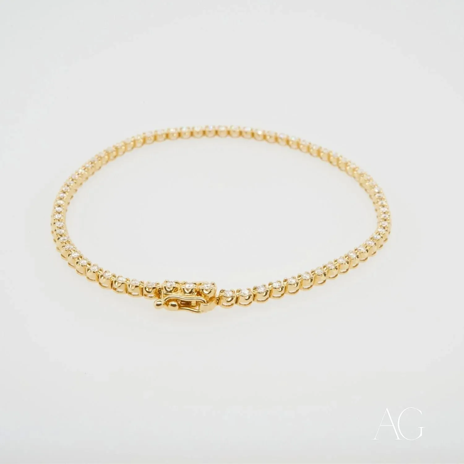 Radiant Sparkle: 18k Gold Diamond Bracelet