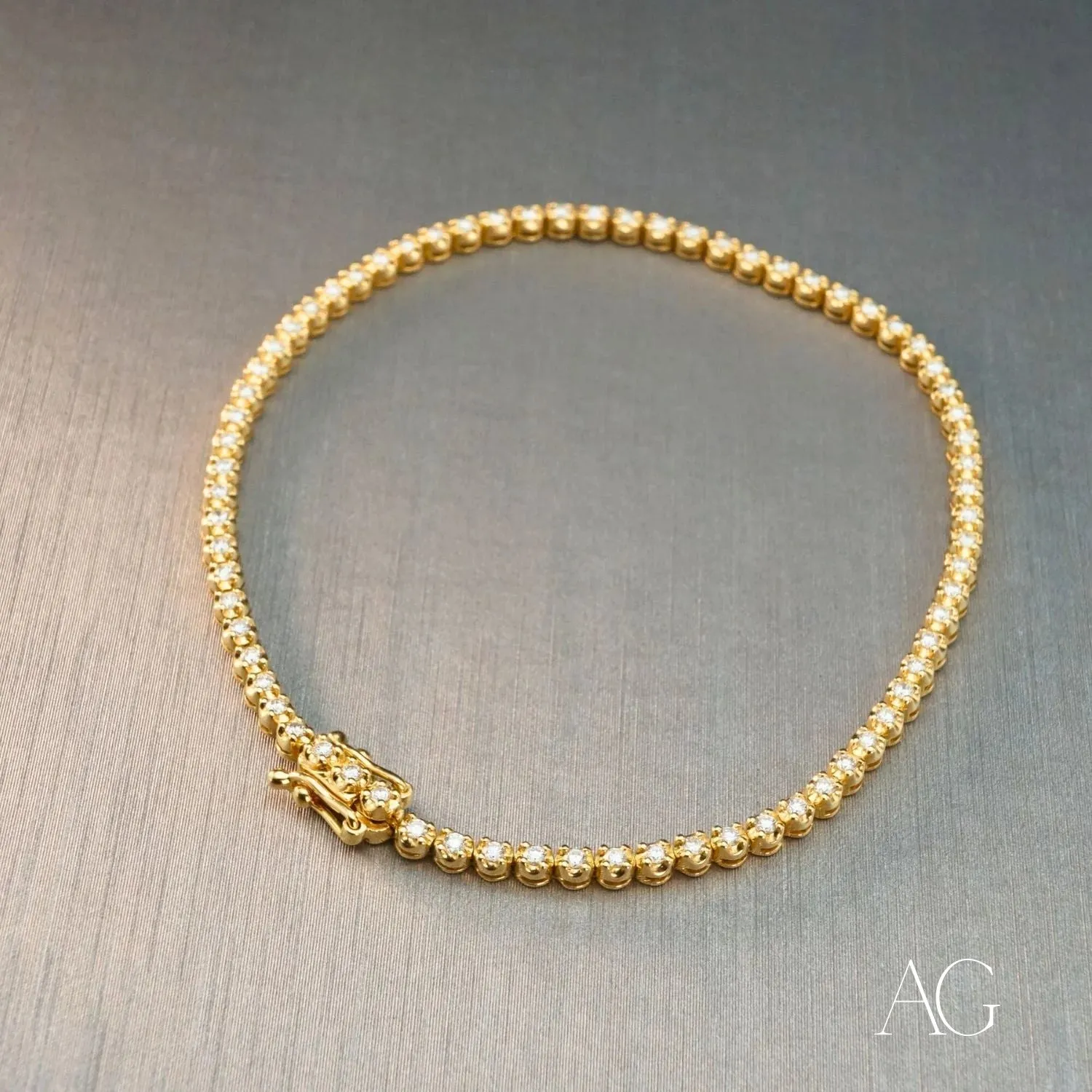 Radiant Sparkle: 18k Gold Diamond Bracelet